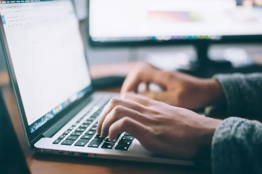 Pentingnya Update Rutin Website untuk Keamanan 1 person using MacBook Pro