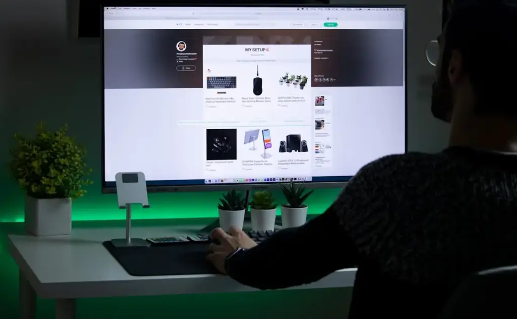 Panduan Memilih Jenis Website yang Tepat untuk Bisnis Anda 1 person in black sweater using computer
