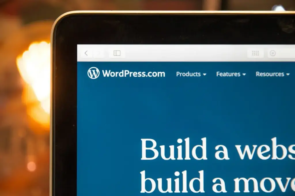 CMS Populer WordPress, Joomla, Wix, Mana yang Paling Mudah? 1 turned-on monitor